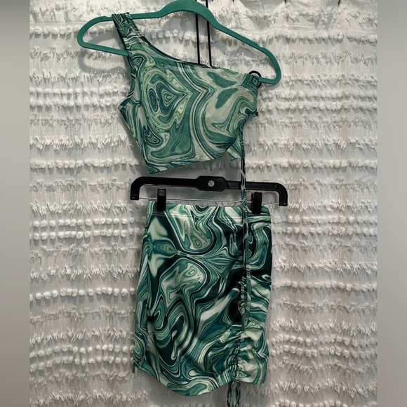 Size small. 2 piece set. Skirt and top. Green swirl design. Like new - Picture 2 of 6